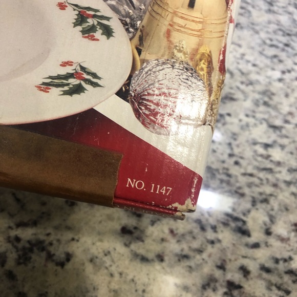 Vintage holly berries porcelain 2 tiered holiday tidbit server - Picture 10 of 10